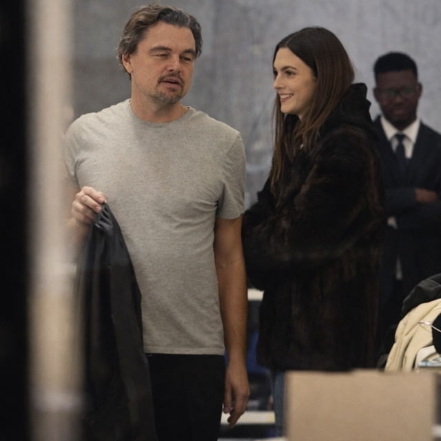 Leo'yu sevgilisi giydiriyor