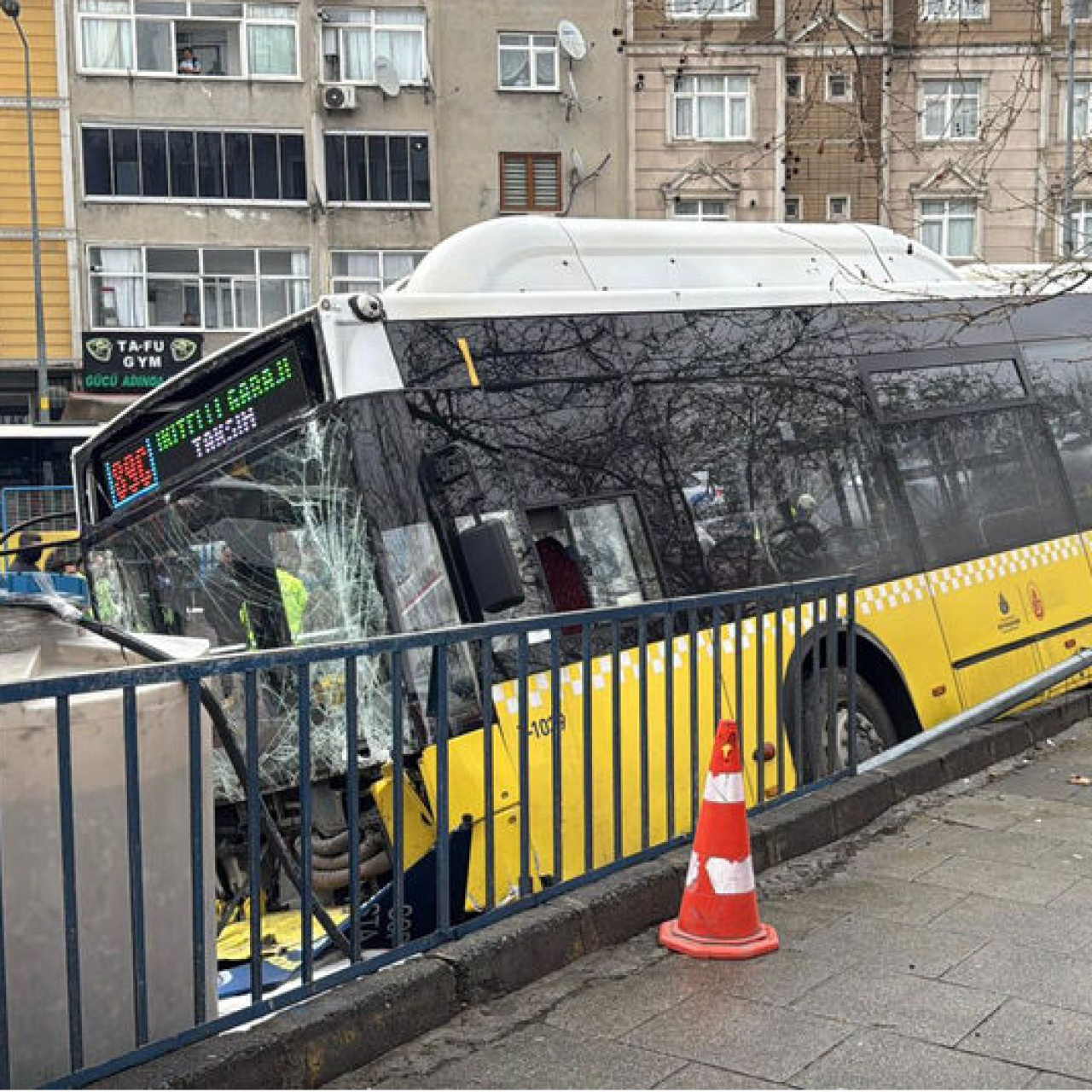 Kontrolden çıkan otobüs otoparka daldı
