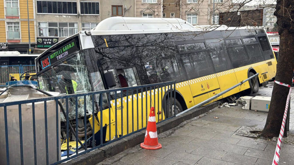Kontrolden çıkan otobüs otoparka daldı