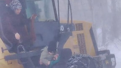 Tipi vardı araçlar yolda kaldı... Kepçe ile eve servis!