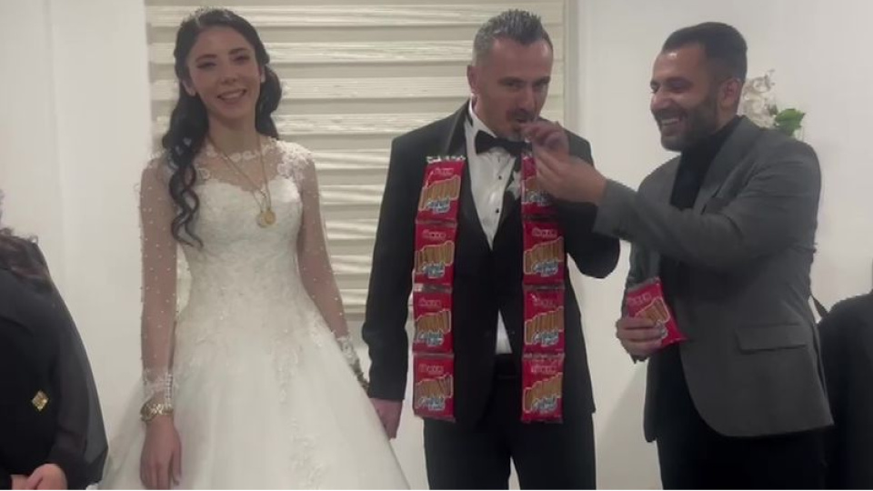 Damada takı yerine çubuk kraker taktılar