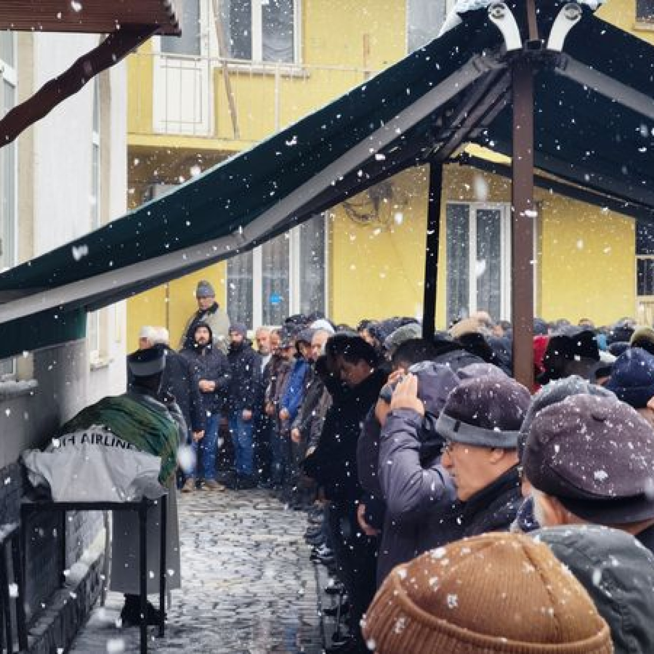 33 yaşında son yolculuğuna uğurlandı