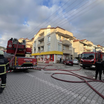 Dairedeki yangında 5 kişi dumandan etkilendi