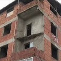 30 yıllık binanın balkonu çöktü!