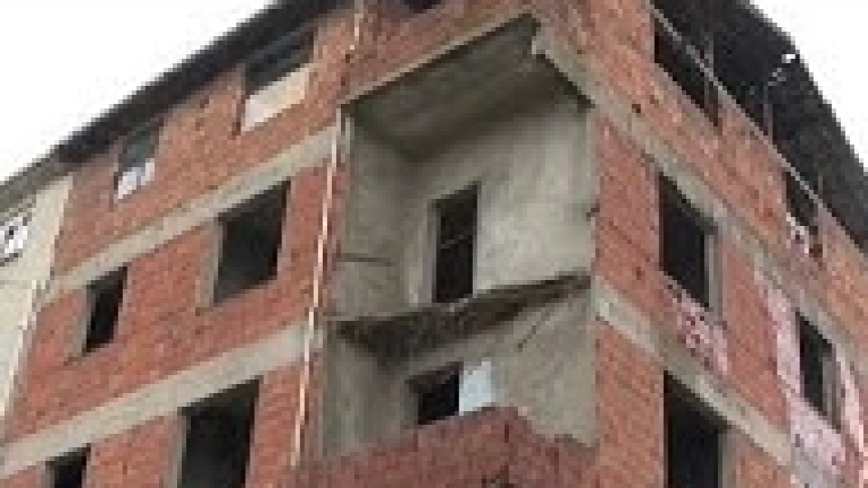 30 yıllık binanın balkonu çöktü!