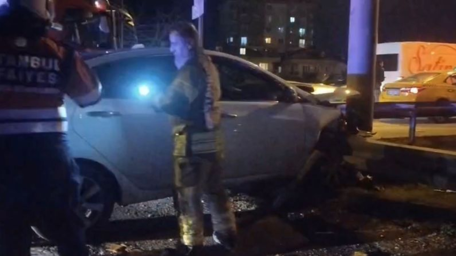 Ümraniye’de otomobil bariyerlere çarptı: 2 yaralı | Son dakika haberleri