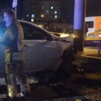 Ümraniye’de otomobil bariyerlere çarptı