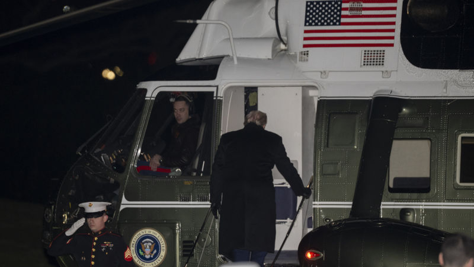 ABD Başkanı Trump'ın Davos Zirvesi'ne Giderken Uçağında Elektrik Arızası Yaşandı