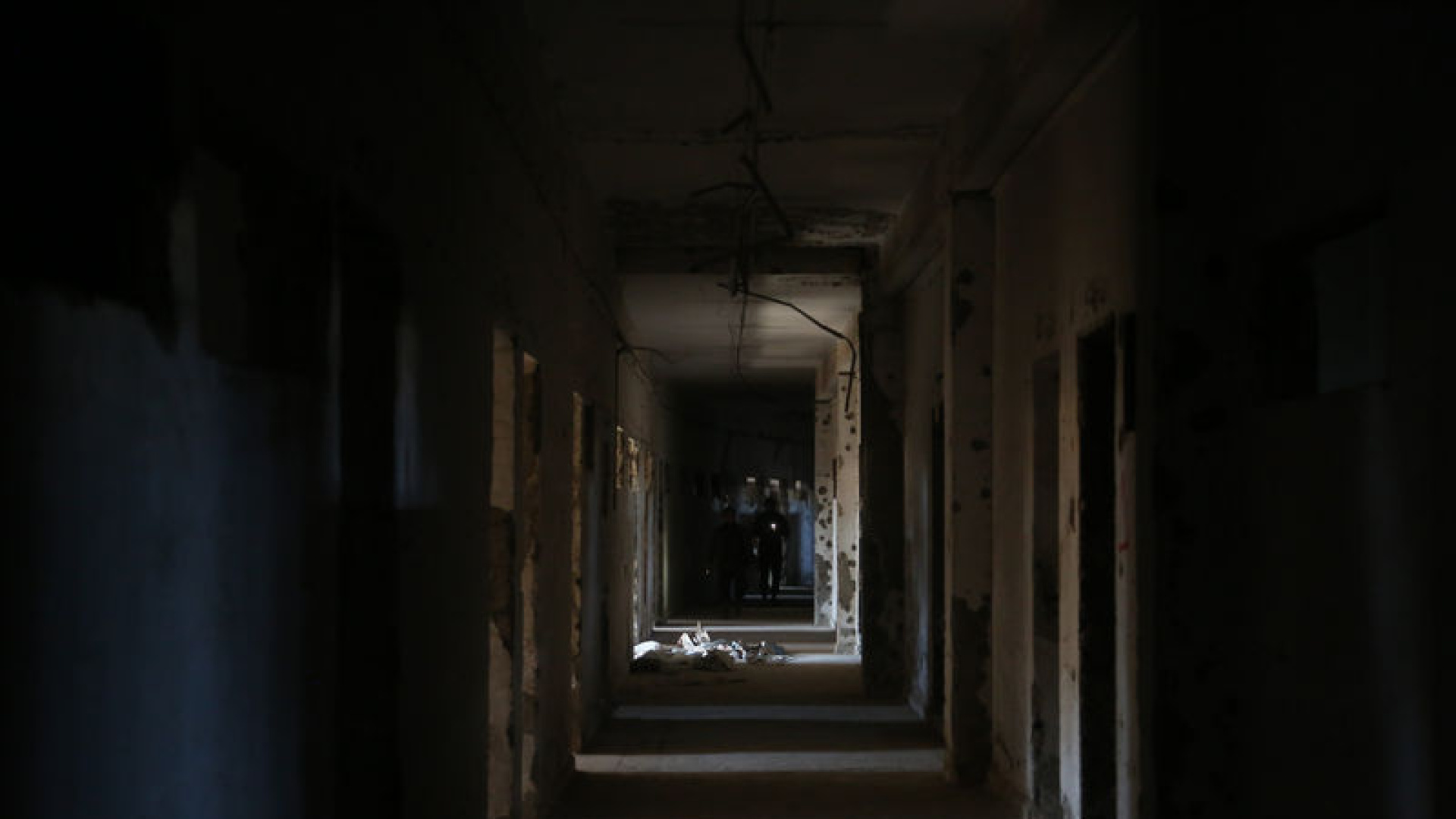 Terör örgütü YPG/SDG'den kurtarılan Rakka'da stadyuma kazılan tüneller ve hapishane görüntülendi | Dış Haberler