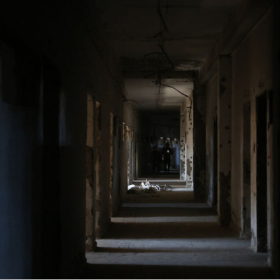 Rakka'da stadyuma kazılan tüneller ve hücreler!