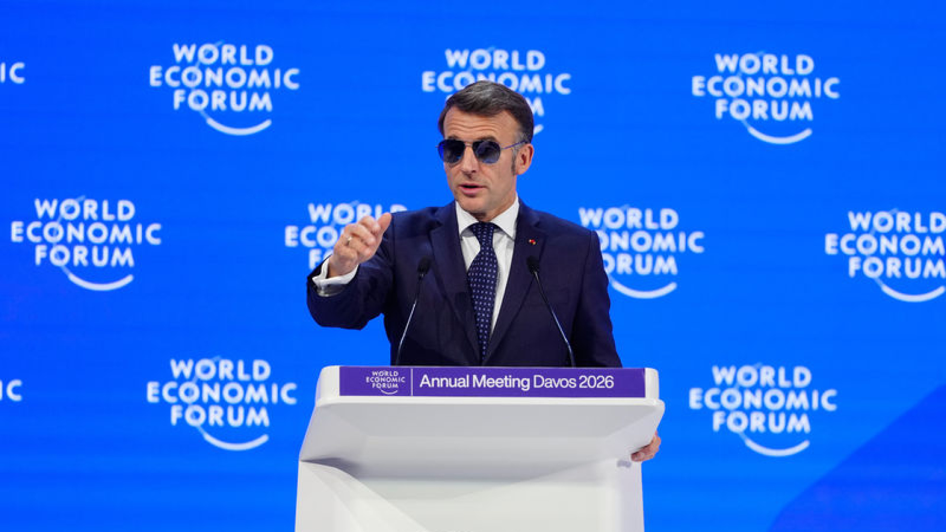 Macron'un Davos'taki Güneş Gözlüğü: Göz Sağlığı Sorunu mu, Stil Tercihi mi?