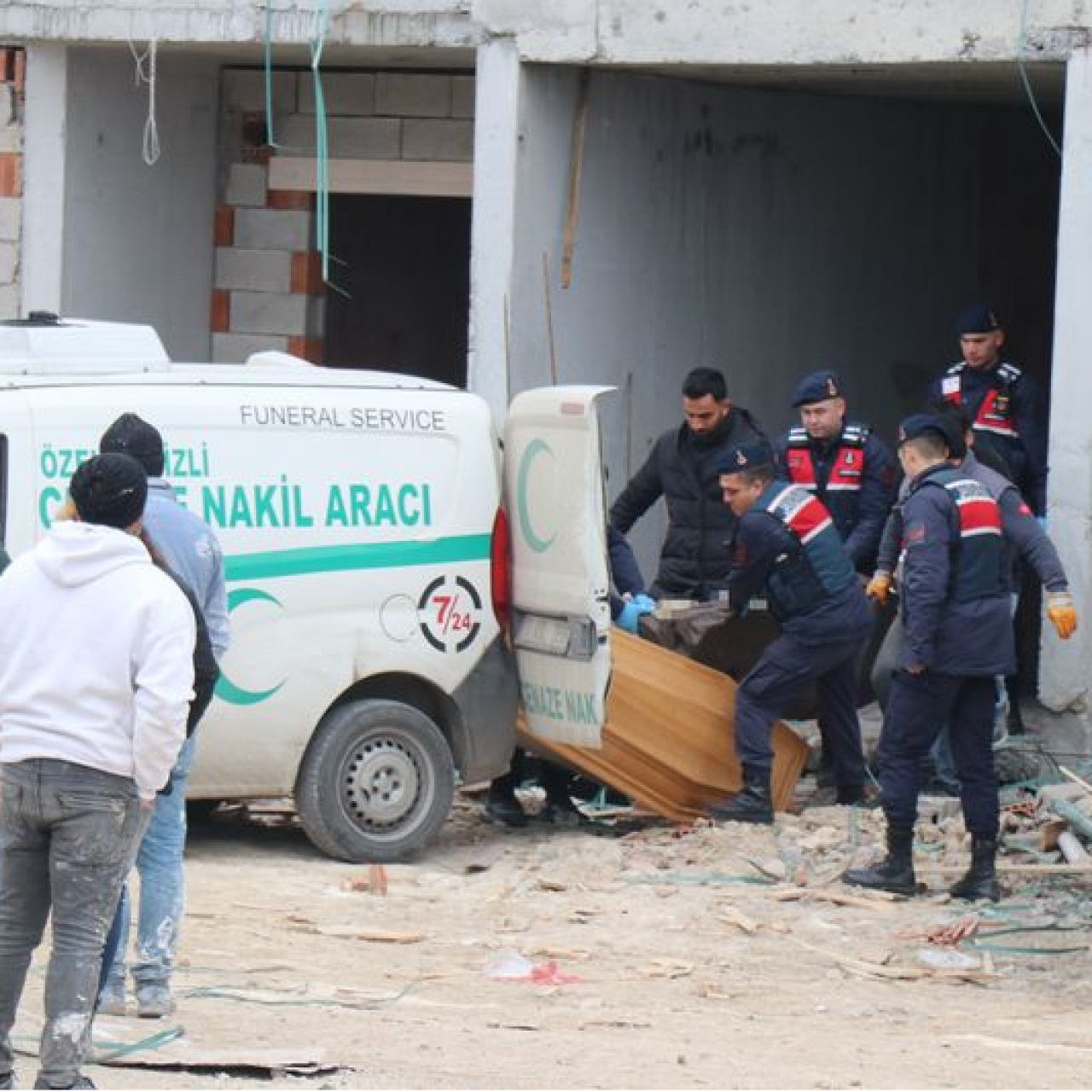 Asansör boşluğuna düşerek can verdi