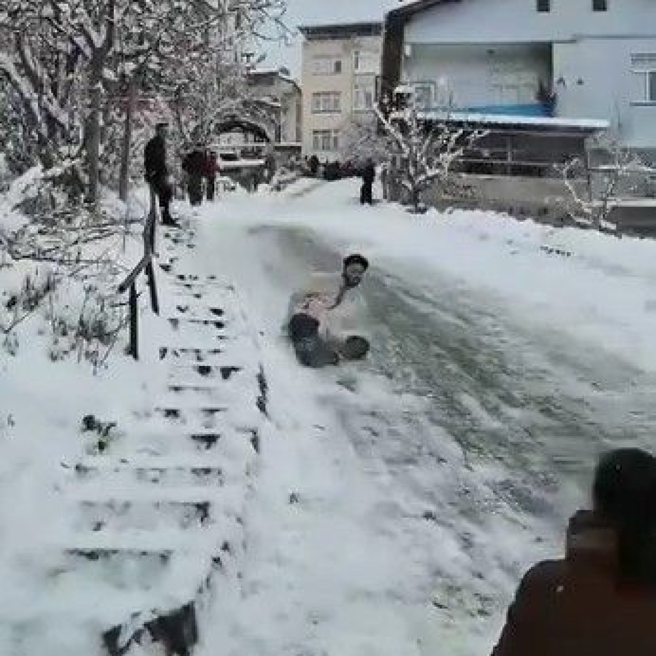 Poşetle kayma eğlencesi tehlikeye dönüştü