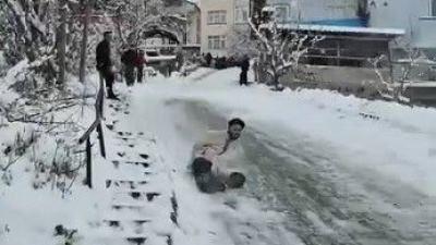 Poşetle kayma eğlencesi tehlikeye dönüştü