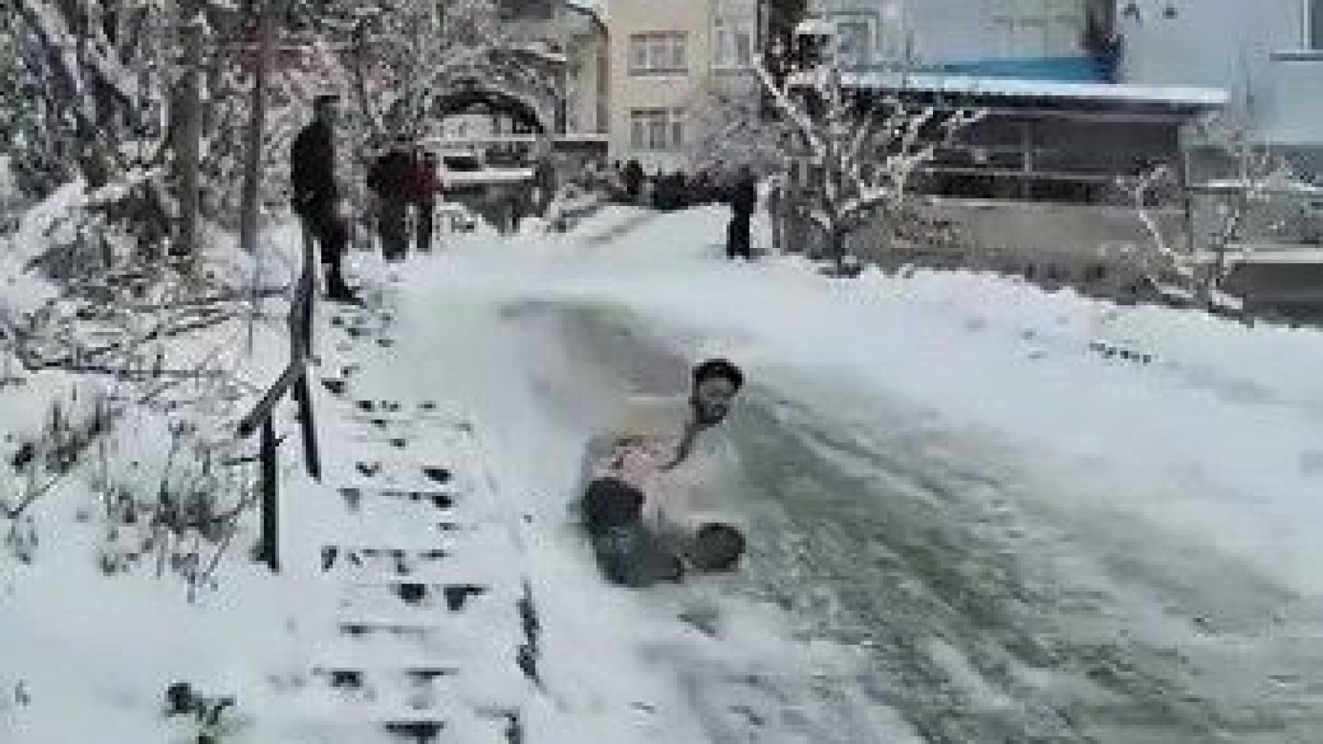 Tokat Niksar'da Karlı Yolda Poşetle Kayan Gençler Bahçeye Savruldu