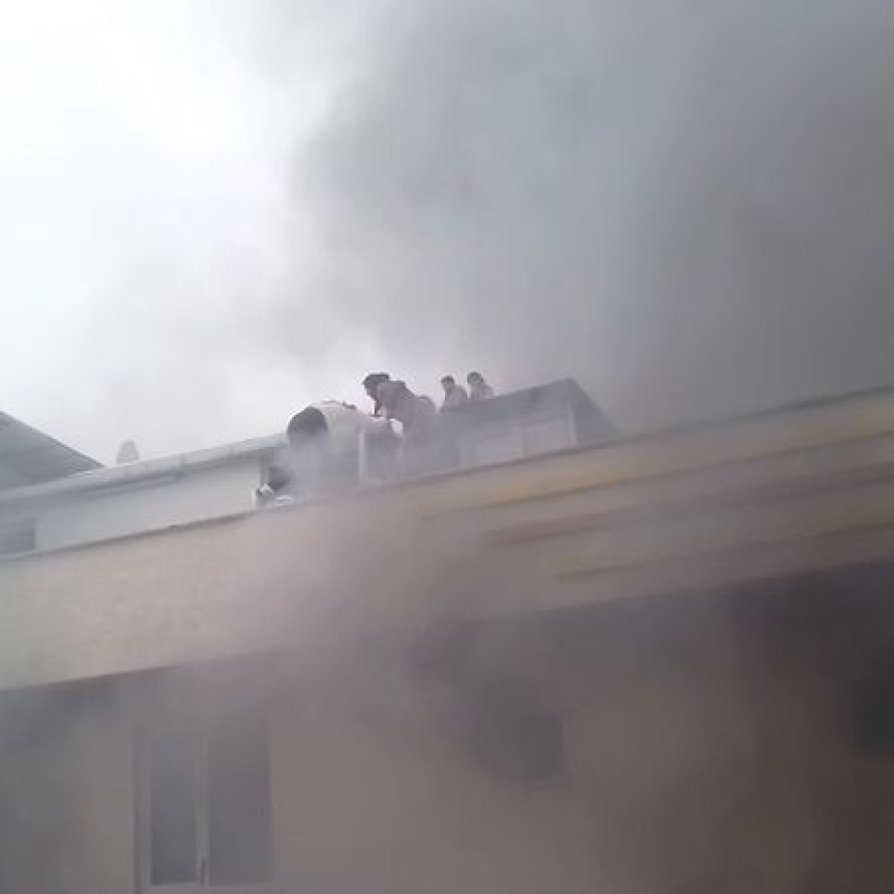 Yangında can pazarı: 12 kişi kurtarıldı