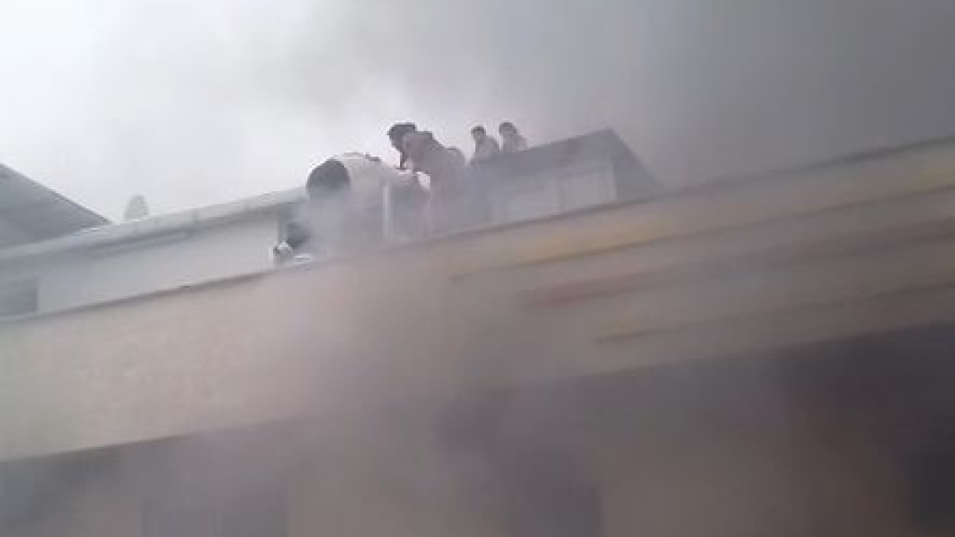 Sultanbeyli'de 5 Katlı Binada Çıkan Yangında 12 Kişi Kurtarıldı, Dumandan Etkilenenler Hastanelik Oldu