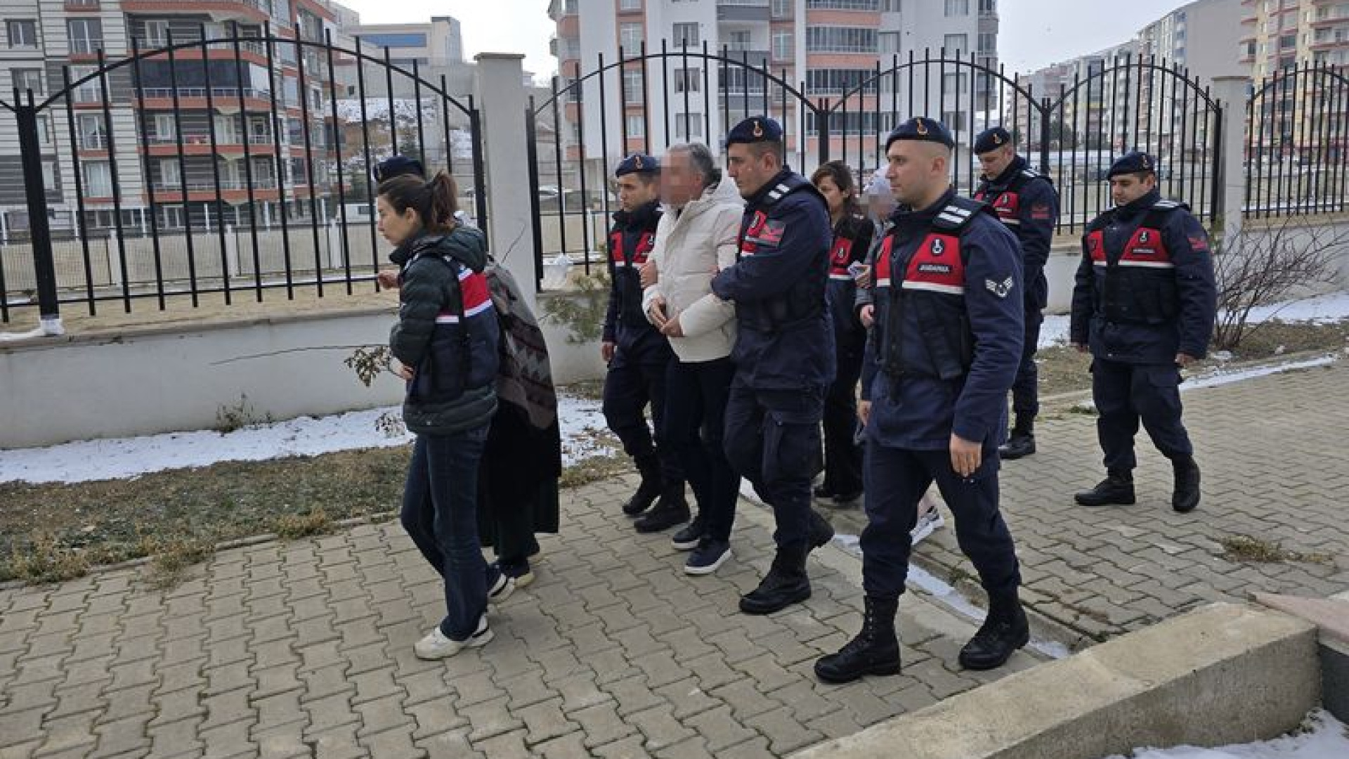 Yozgat'ta 65 yıl önce ölen kadının kimliğiyle dolandırıcılık yaptıkları iddiasıyla 4 yakını gözaltına alındı | Son dakika haberleri