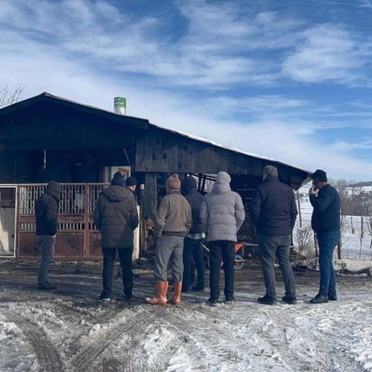 Yanan aracını izlerken kalbine yenik düştü