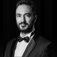 Koro sanatçısı balkondan düştü