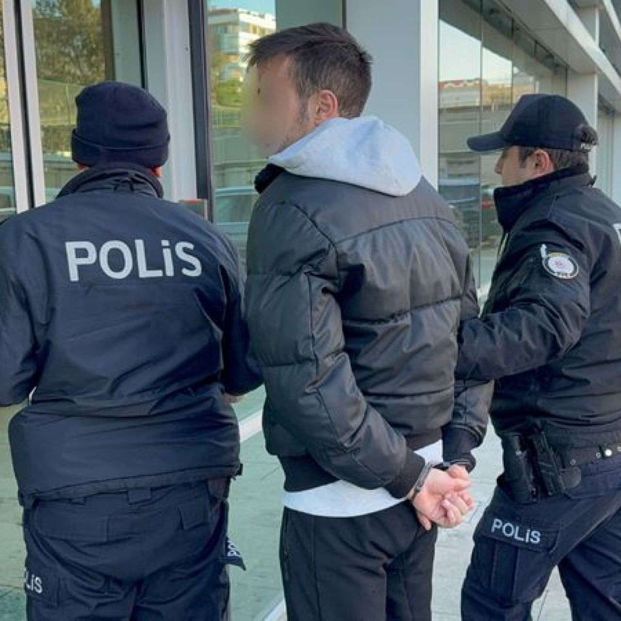Liseliye bıçak çeken adam tutuklandı