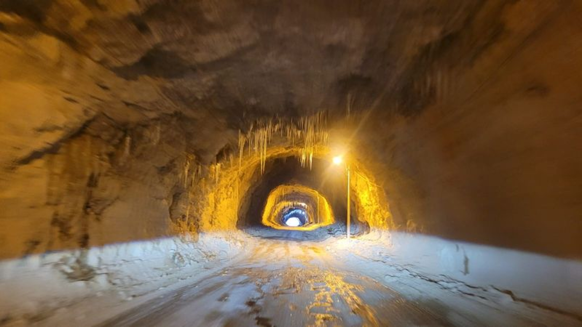 Kemaliye'deki Tarihi Taş Yolu Buz Tuttu, Macera Tutkunlarını Bekliyor