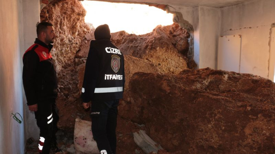 Şırnak'ta heyelan... Dev kayalar evi yerle bir etti!