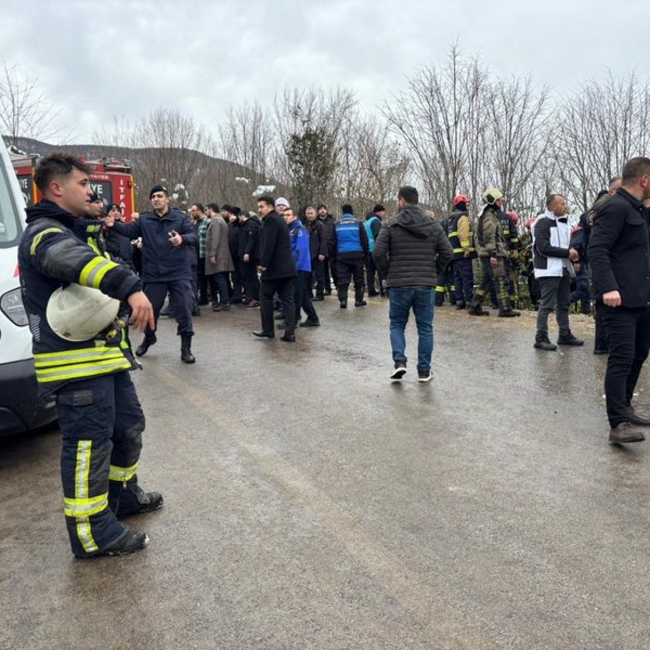 Kocaeli'de belediye otobüsü şarampole devrildi: 12 yaralı