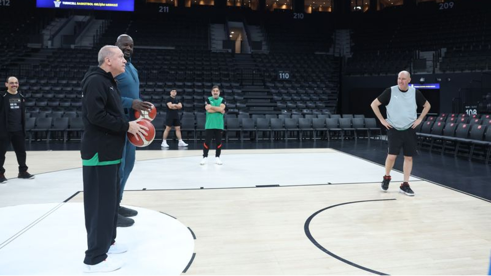 İstanbul'da Tarihi Buluşma: Cumhurbaşkanı Erdoğan ve NBA Efsanesi Shaq Basketbol Sahasında