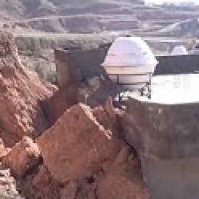 Dağdan kopan kaya evi yıktı!