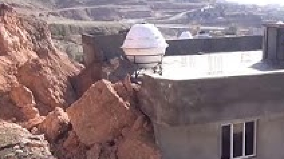 Dağdan kopan kaya evi yıktı!