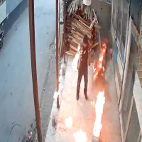 Ateşe benzin döktü canını zor kurtardı