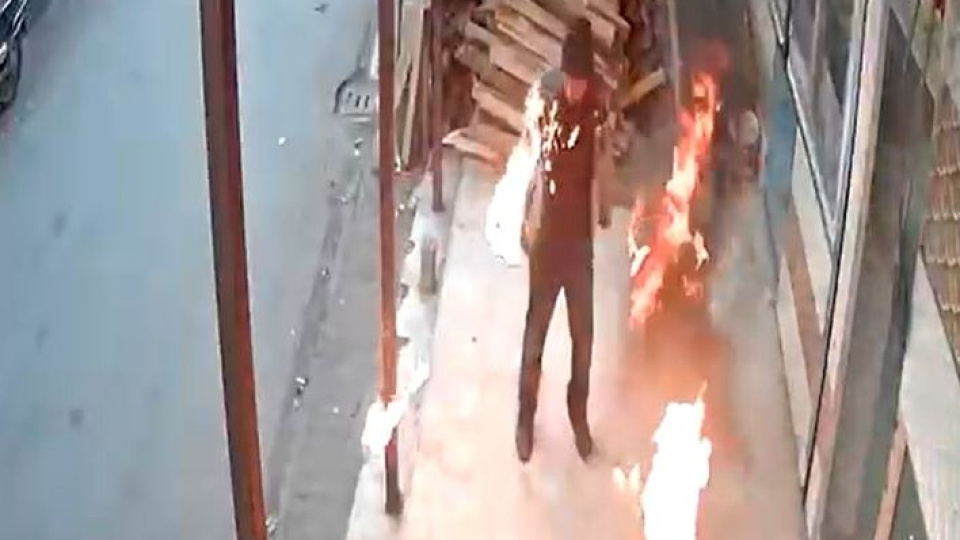 Ateşe benzin döktü canını zor kurtardı