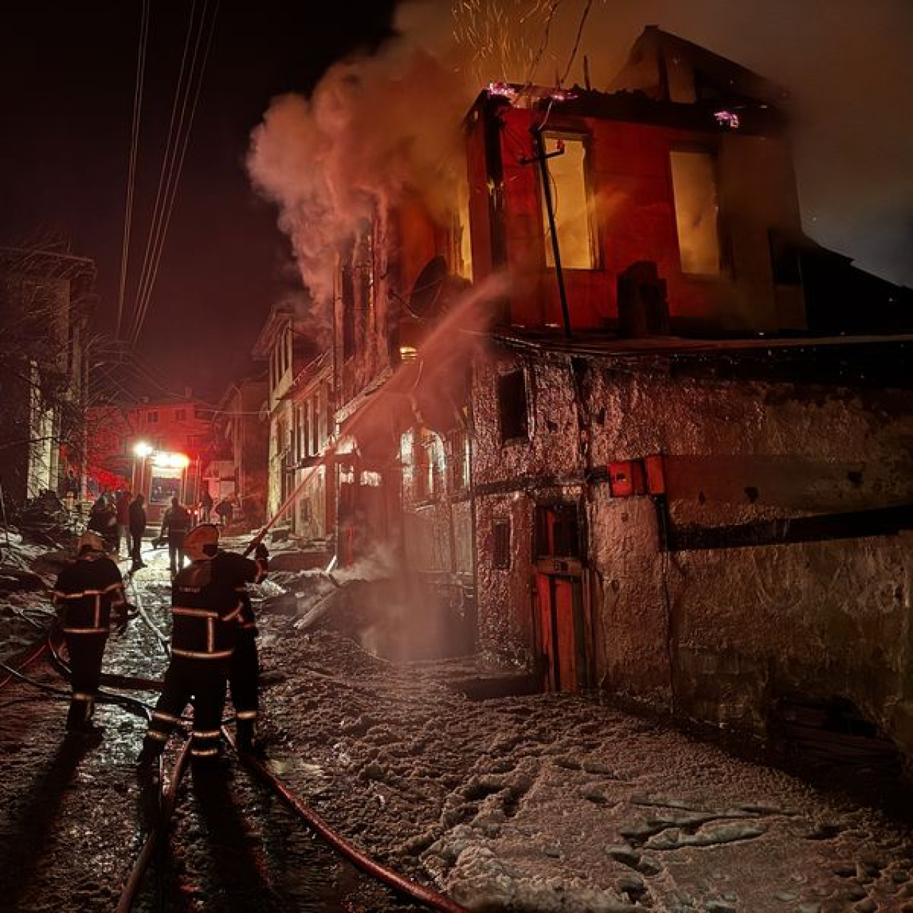 Tarihi konaktaki yangın iki eve sıçradı