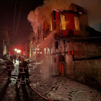 Tarihi konaktaki yangın iki eve sıçradı