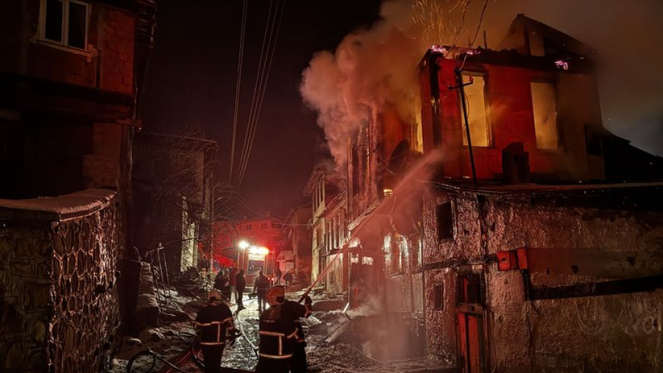 Tarihi konaktaki yangın iki eve sıçradı