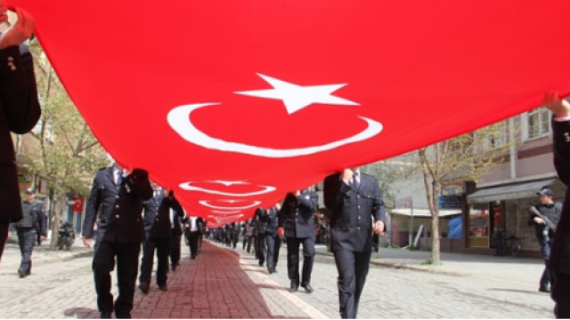 Türk bayrağına saygısızlığa tutuklama