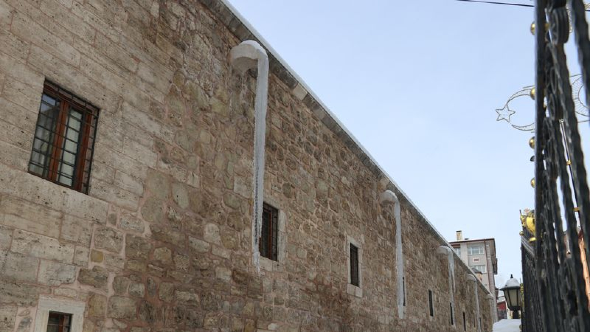 Sivas'ta 4 metrelik buz sarkıtları! | Son dakika haberleri