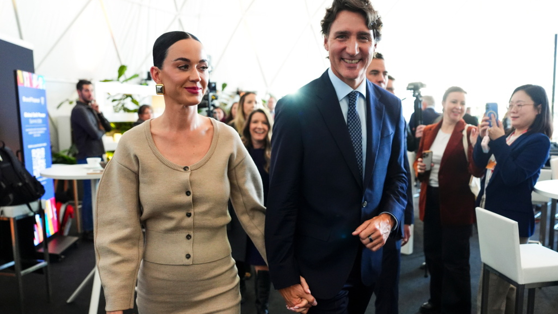 Katy Perry ile Justin Trudeau Davos Ekonomik Forumu'nda el ele
