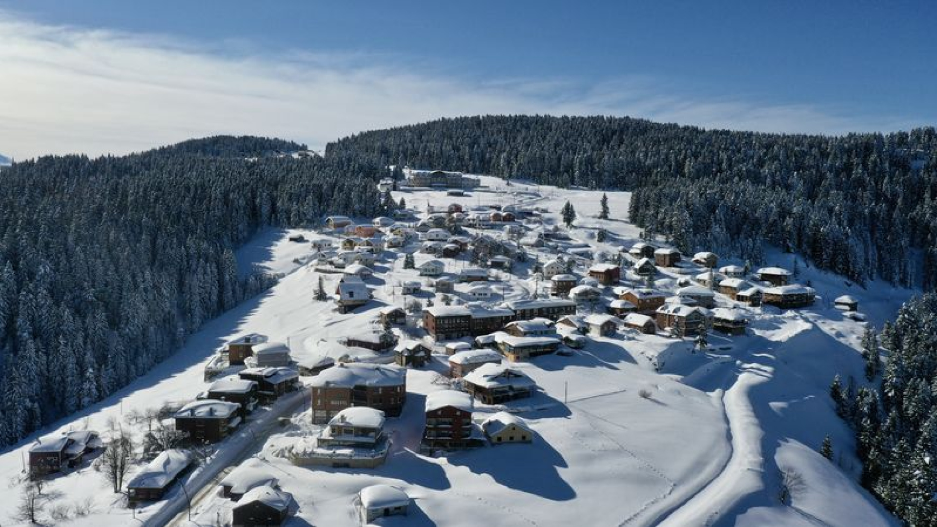 Karla kaplanan Kulakkaya Yaylası eşsiz manzarasıyla görüntülendi