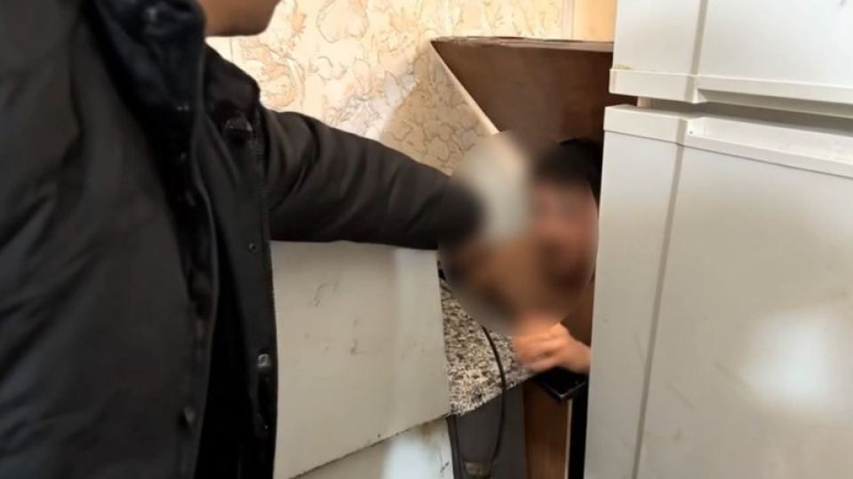 Mutfak dolabında yakalandı