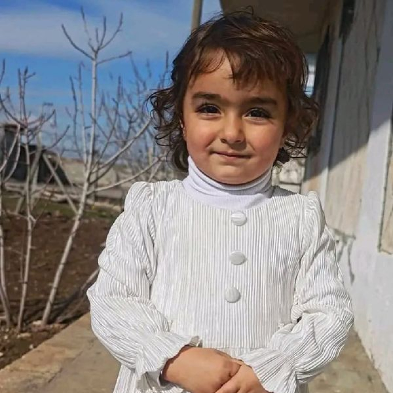 Minik Nazlı'ya sokak köpekleri saldırdı!