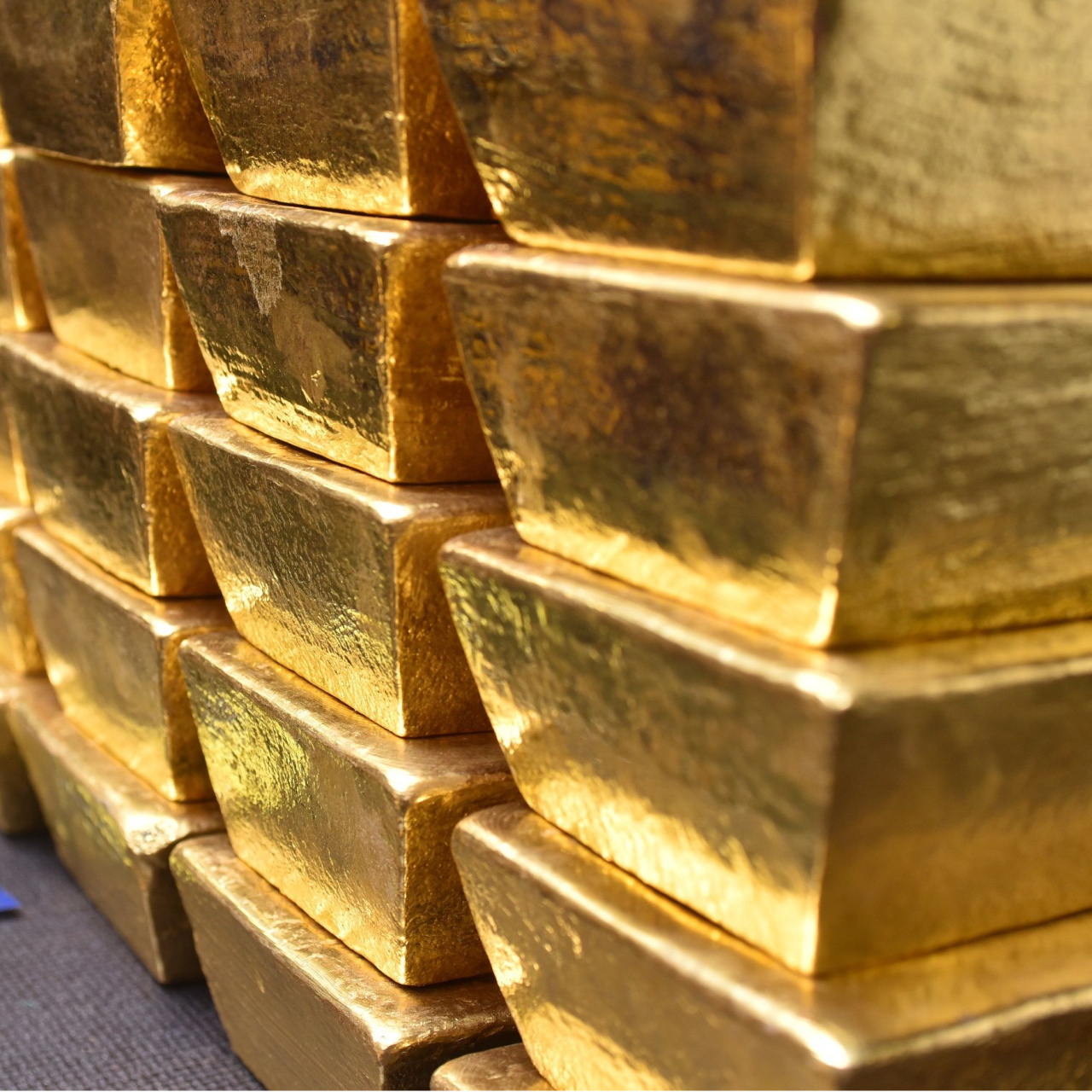 ABD'li finans devi altın tahminini yükseltti