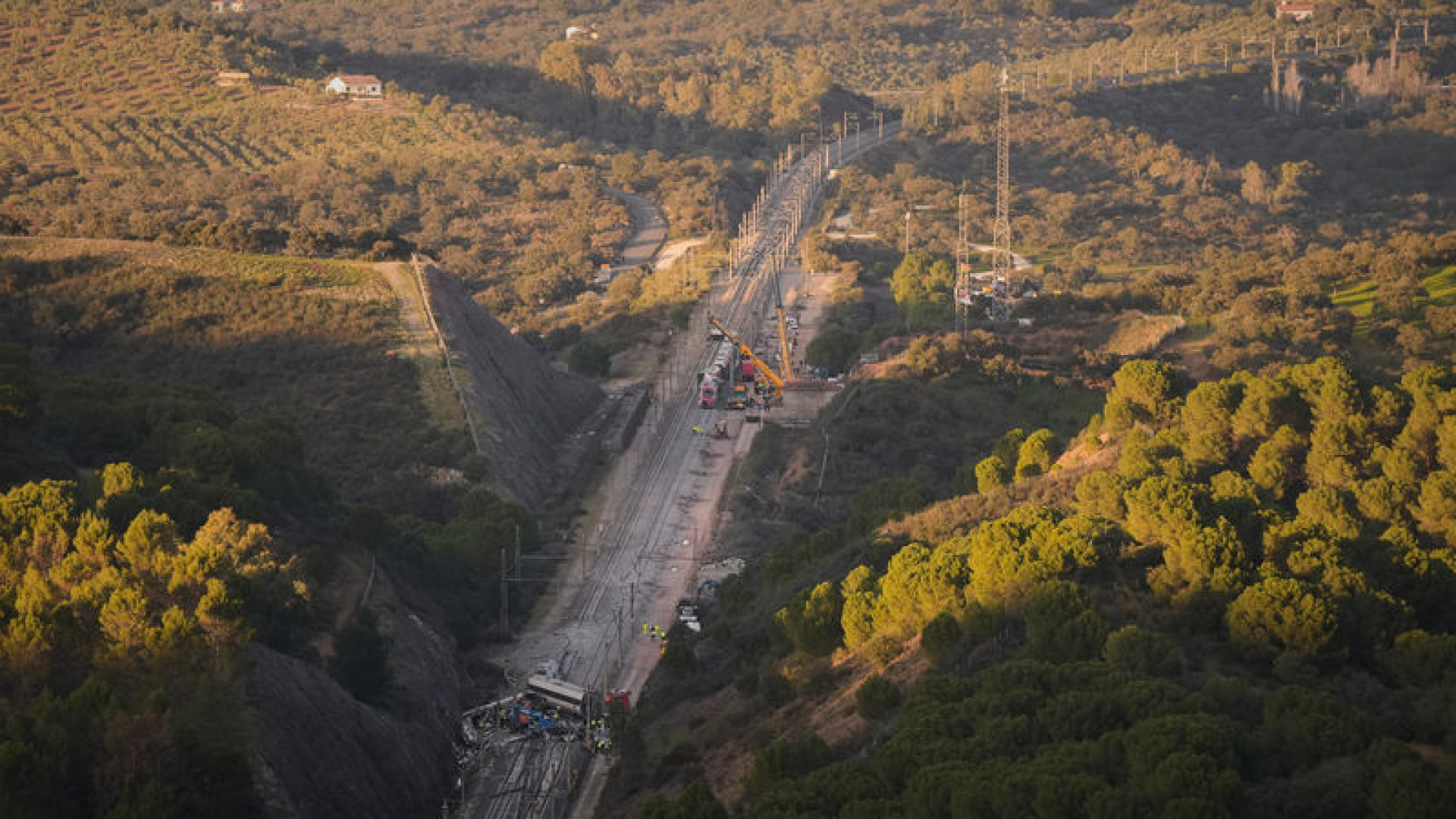İspanya'da Üçüncü Tren Kazası: Murcia'da Tren ve Vinç Çarpıştı, Yaralılar Var