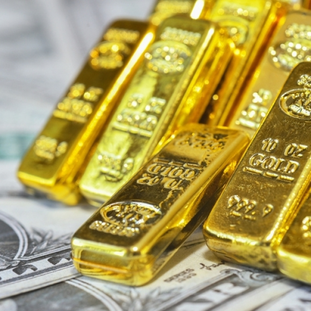 Altın rekor seviyeden geriledi