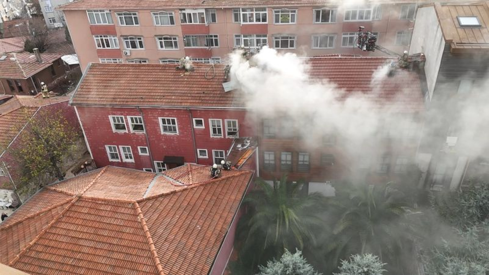 Fatih'te dergahta çıkan yangın itfaiye ekiplerinin müdahalesiyle söndürüldü