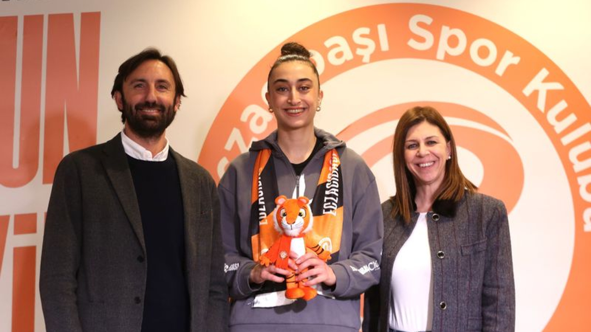 Eczacıbaşı Dynavit, Milli Pasör Elif Şahin ile Sözleşmesini Uzattı