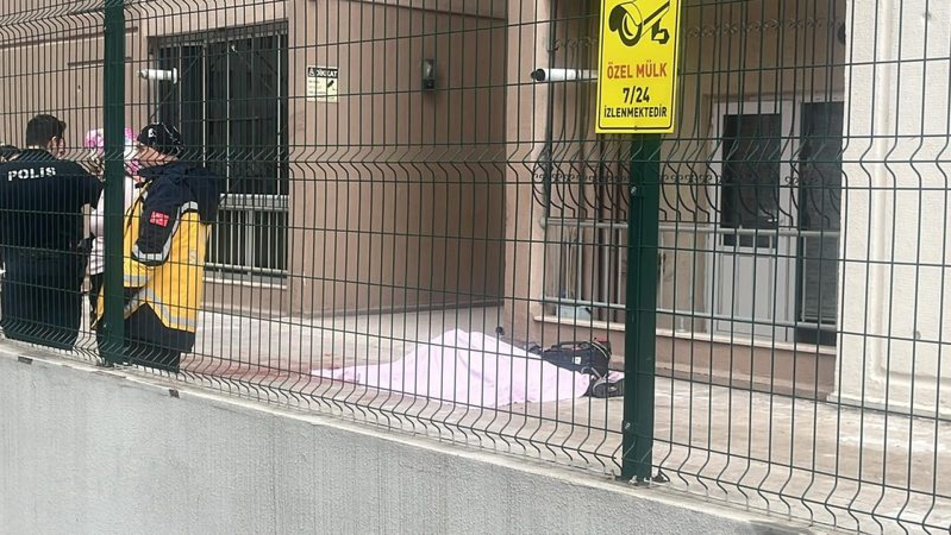 Kiralamak için baktığı 17'nci kattaki dairenin balkonundan düşüp öldü