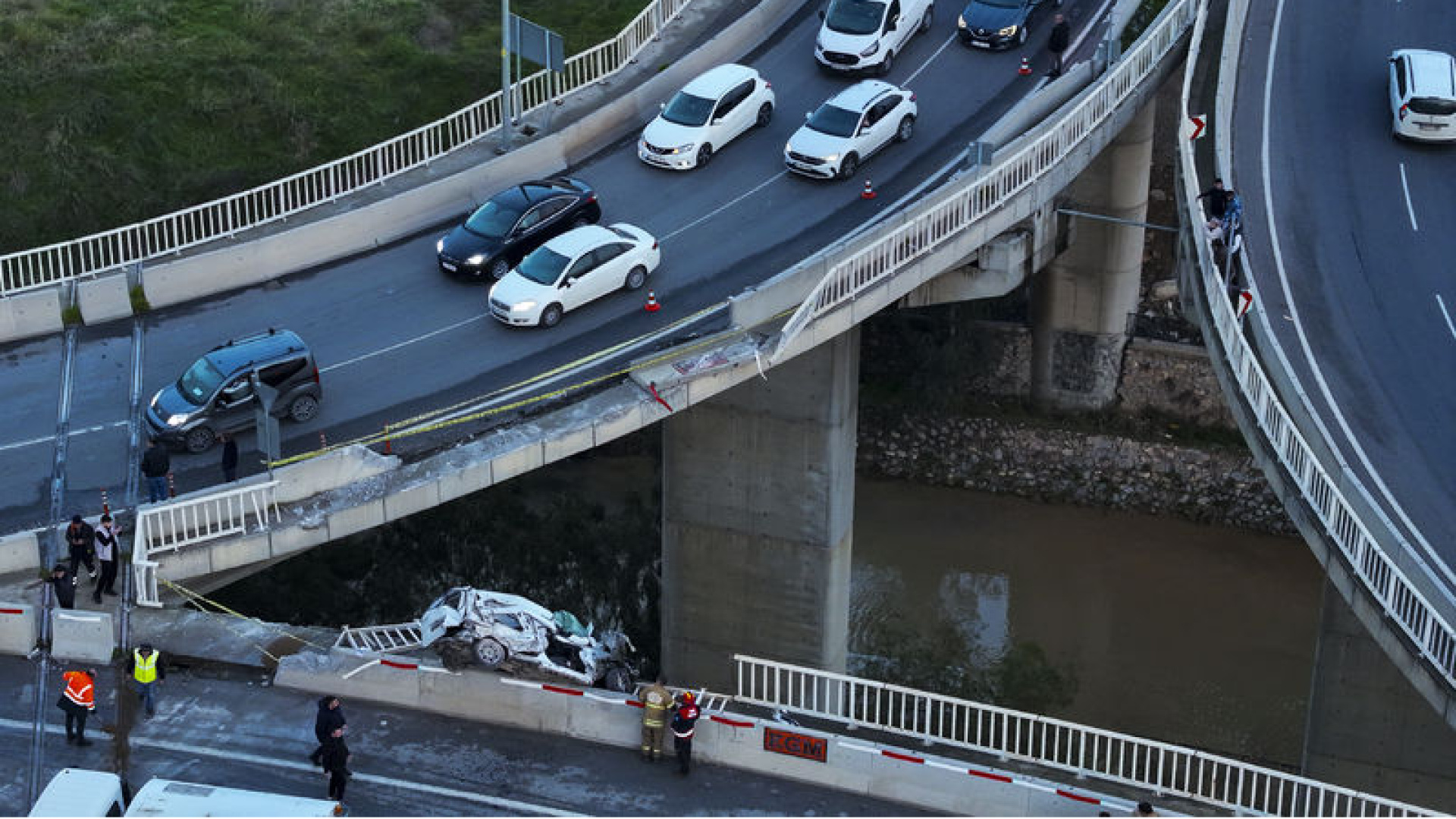 İzmir'de can pazarı! Araç viyadükte asılı kaldı | Son dakika haberleri