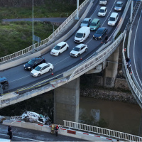 İzmir'de can pazarı! Araç viyadükte asılı kaldı